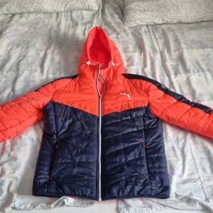 Jacka - Fin vinterjacka i bra skick. Mörkblå/orange.