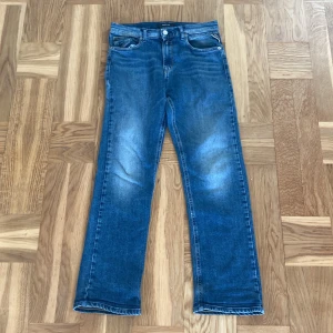 Blå Replay jeans modell Thad - Säljer ett par snygga blå Replay jeans i bra skick. De har en klassisk straight passform och är tillverkade i slitstarkt denim. Perfekta för både vardag och fest! 🕺