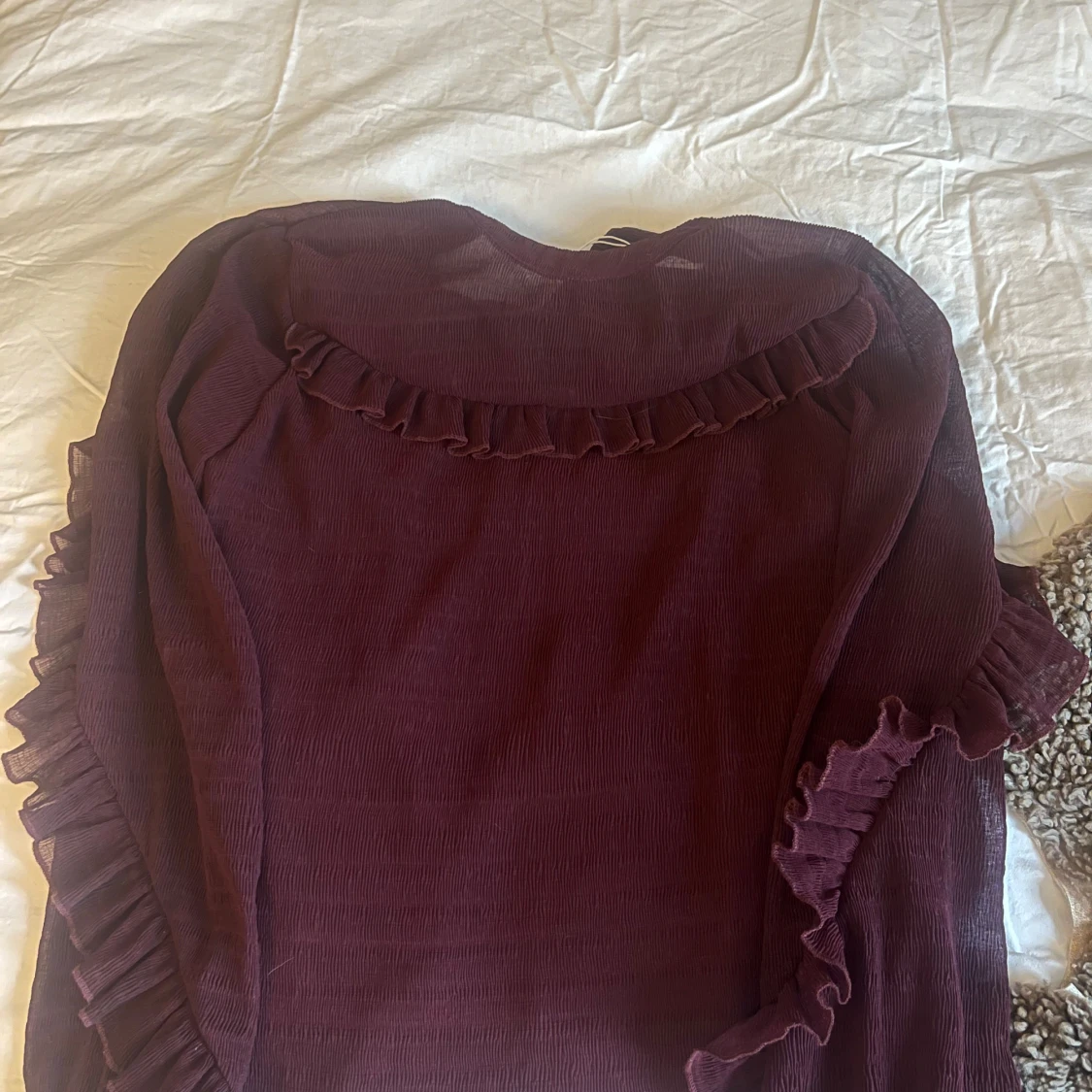 Vinröd klänning med volangdetaljer - 91