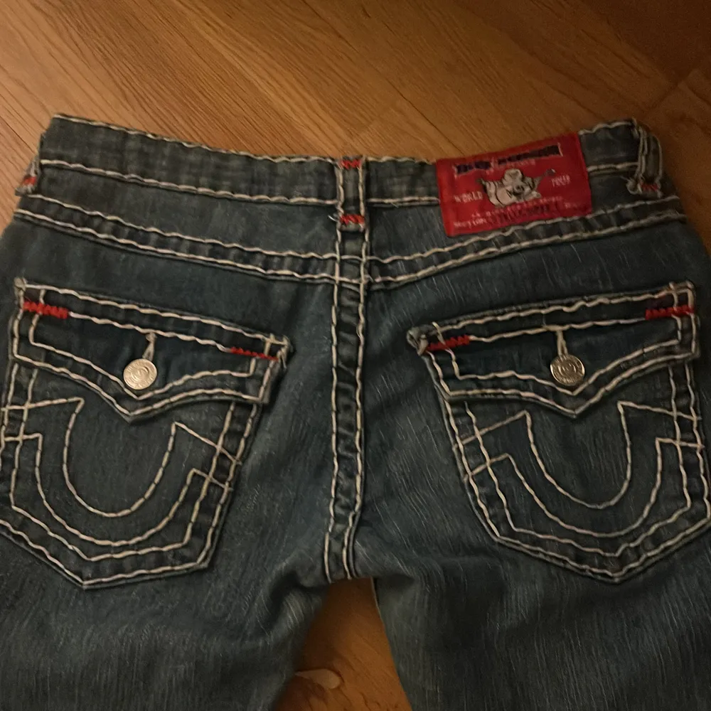 Jätte fina bootcut supper lowwais, inga tecken på slitage, köpta för 1600. Skriv för fler bilder💕. Jeans & Byxor.