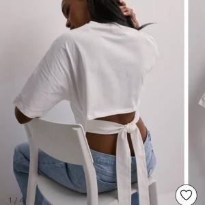 Nelly topp med knytning  - Säljer denna superpopulära topp från Nelly som fortfarande är slutsåld i alla storlekar. Säljer då jg har tröttnat lite på den💗💗Superbra skick!!! 