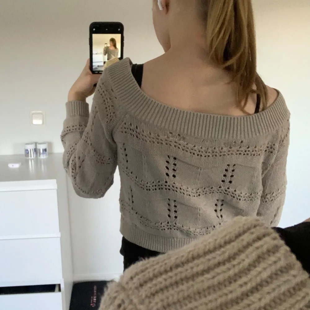 Säljer en superfin beige stickad tröja med offshoulder-design. Perfekt för höst och vår! Den har ett snyggt hålmönster och långa ärmar. Passar både till vardags och fest. 💗. Tröjor & Koftor.