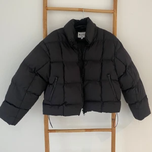 Vinterjacka NA-KD - Jacka från NA-KD i jättefint skick. Sparsamt använd. Finns en liten tråd som lossnat på höger arm (se bild 3), inget problem och enkelt att lösa🖤 Storlek 38