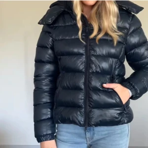 Lager 157 jacka - säljer min mörkblåa lager 157 jacka i storlek xs. Lappen är kvar och aldrig används. Original priset är 400kr, men den är helt slutsåld överallt❣️Jackan passar mig bra som är 163cm