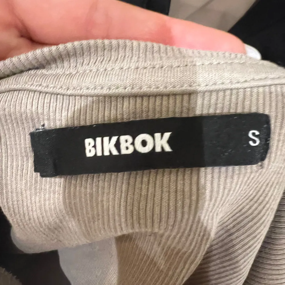 Säljer en superfin beige ribbad tröja från BikBok i storlek S. Den är långärmad och har en tight passform som sitter snyggt på kroppen. Perfekt för både vardag och lite finare tillfällen. Passar bra till jeans eller kjol!❤️ använd 1 gåbgt. Tröjor & Koftor.