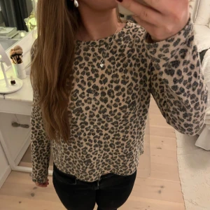 Leopard tröja  - Tunn stickad tröja från hm i toppen skick!