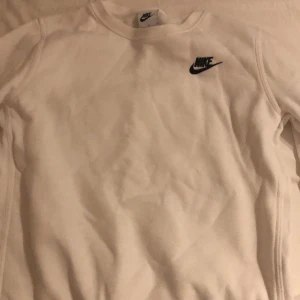 Vit tröja från Nike - Säljer en stilren vit tröja från Nike i storlek  147-158cm. Den är i väldigt bra skick. Nypris 499 