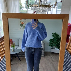 Blå stickad tröja💙🩵 - Jätteskön och fin blå stickad tröja💙🩵super fin passform och jätteskönt Material. Inte alls stickig eller oskön. Den har blivit lite lätte nopprig men det går lätt att ta bort och det kan fixas av mig innan köp😊passar mig som har storlek xs/s🥰