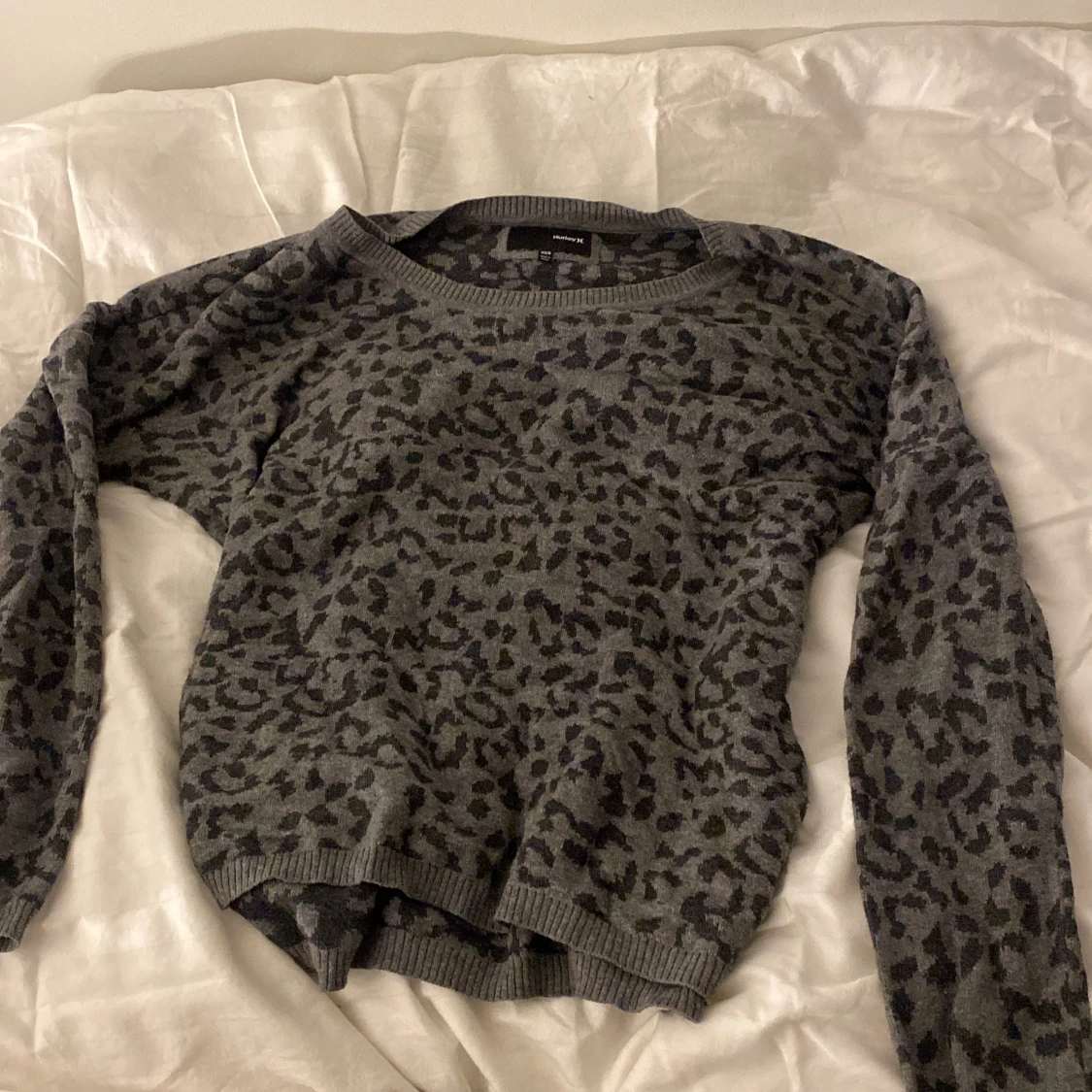 Grå leopardmönstrad tröja från Hurley