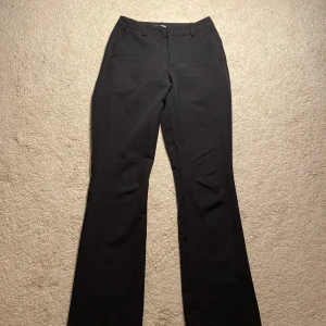 Bikbok Kostymbyxor - Säljer dess kostymbyxor då de va för stora. Är bootcut, men är inte säker då om de är lågmidjade då de va alldeles för stora för mig. Fler frågor privat 💕