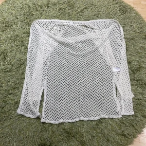 Vit mönstrad tröja från Lindex - Säljer en superfin vit tröja från Lindex i storlek 158/164. Den har ett snyggt mönster och är perfekt för både vår och sommar. Tröjan är långärmad och gjord i ett lätt material som gör den luftig och bekväm. Perfekt för en stilren look! 🌟