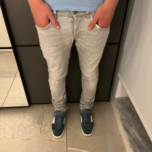 Dondup George jeans  - Hej, säljer nu dessa dondup Georg jeansen. Väldigt bra skick. Ny pris = 5499kr:-. Säljas för 999:-. Moddellen är 180cm och väger 70kg 