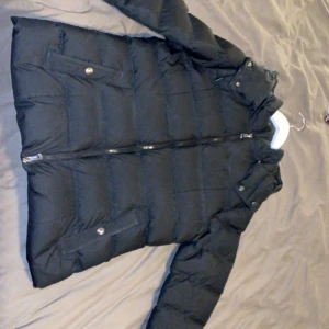 Svart dunjacka från Polo Ralph Lauren - Säljer en snygg svart dunjacka från Polo Ralph Lauren i mycket bra skick. Inköpt för ca 3år sedan med nypris på 5000kr! Priset går att diskutera.🖤