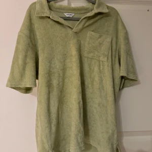 Grön Frotté tröja - Grön frotté piké Storlek M använd ca 3 gånger Nypris: 699kr Mitt pris: 300kr 