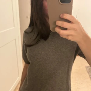 Tröja - Jättefin stickad kortärmad tröja, som är så mysig och skön. Det står att storleken på tröjan är xxl, men den sitter som storlek S.🥰