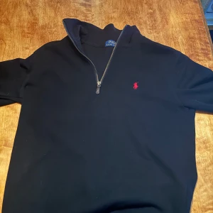 Polo halfzip - Polo halfzip tröja i st S. Den är i bra skick och köpt för 1300 på Zalando. 