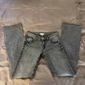 Ljus grå bootcut jeans - Snygga ljugrå jeans från Gina Tricot i storlek 170 men är exakt som XS. Dem är använda 2 gånger pågrund av att dem inte passar mig. I verkligheten är dem ljusare än vad dem är på bild! Byxorna är i nyskick utan något slitage💕