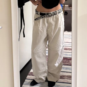 Baggy lågmidjade byxor - Det här var mina favoritbyxor men tyvärr inte min stil längre, lite missfärgade längst ner då jag har trampat på de lite när jag gått. Man kan även göra de till shorts genom att dra upp dragkedjorna. De faller snyggt pga det mjuka tyget 