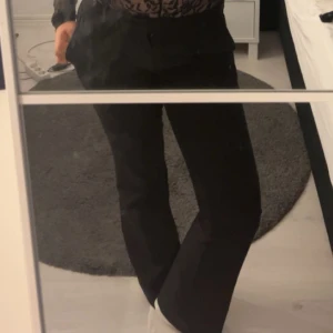 Svarta bootcut byxor - Säljer ett par svarta bootcut kostymbyxor i mycket bra skick. Perfekta för både vardag och fest! Köpta på bikbok och är i storlek 40 men skulle passa en s/m då den är lite mindre i storlek! Modellen är Vera ❤️‍🔥❤️‍🔥