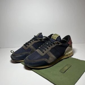 Valentino rockrunners  - Säljer ett par sjukt feta Valentino rockrunners🔥 i storlek 41 skicket är 7/10 det medföljer dustbag från Valentino. Nypris på dessa är ca 6000 men mitt pris: 1899. Pris går att diskuteras. Inga returer och vid minsta fundering hör av er😁