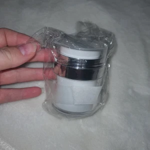 Airless pumpburk - Helt ny. Perfekt för att förvara. Stilren design som passar i alla sminkkylskåp eller på sminkbordet.