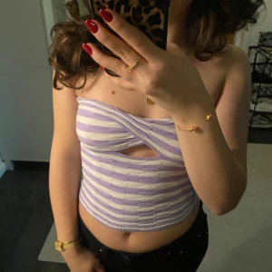 Lila/vit bandeau topp  - En Lila/vit jätte härlig bandeau topp som jag inte använt så många gånger pga att den sitter lite tight på mig💜😊