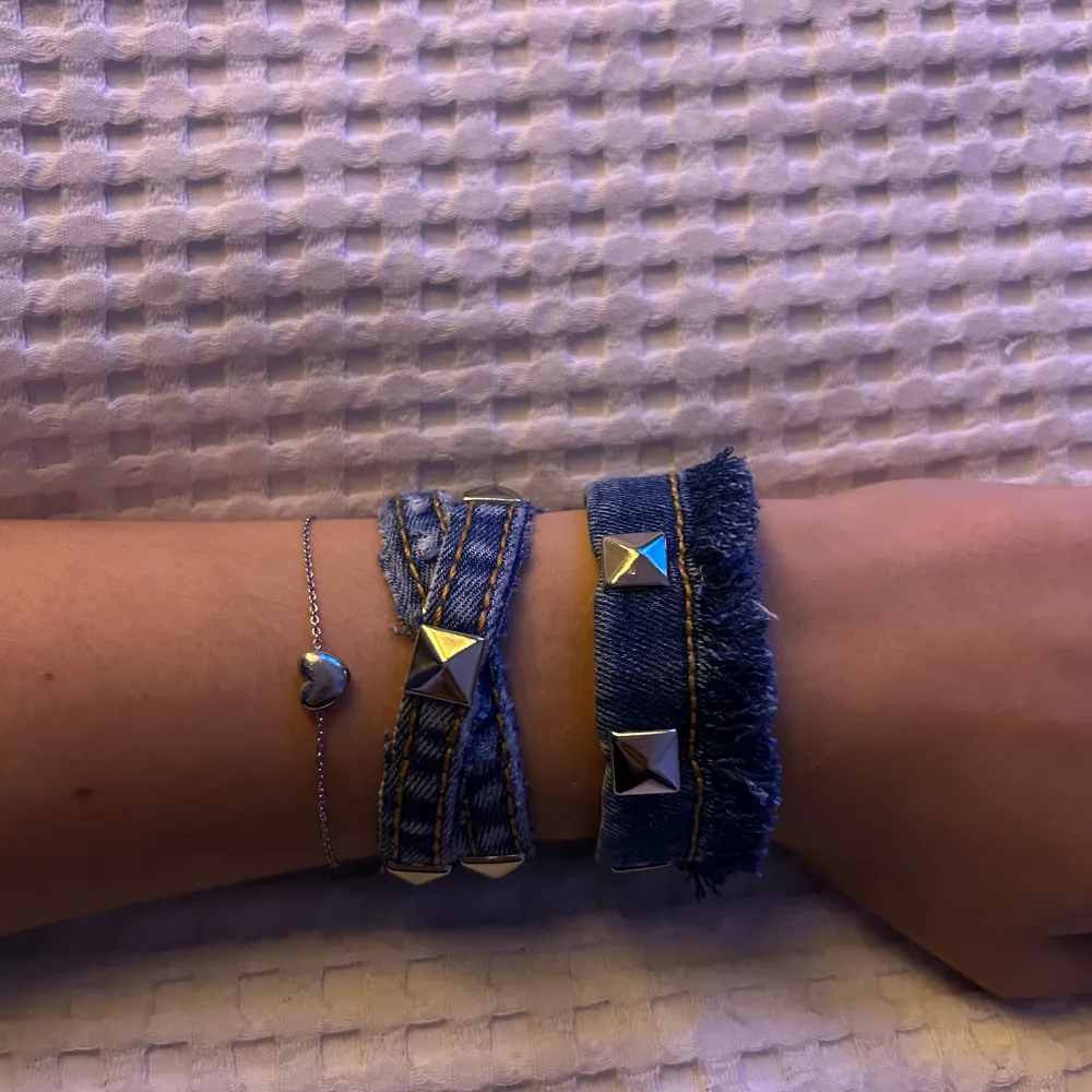 Coola armband i jeansmaterial med silverfärgade nitar. Perfekt för att ge din outfit en edgy touch. De har en fransig kant som ger en avslappnad stil. Passar bra till både vardag och fest!. Accessoarer.