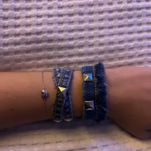 Coola armband i jeansmaterial med silverfärgade nitar. Perfekt för att ge din outfit en edgy touch. De har en fransig kant som ger en avslappnad stil. Passar bra till både vardag och fest!