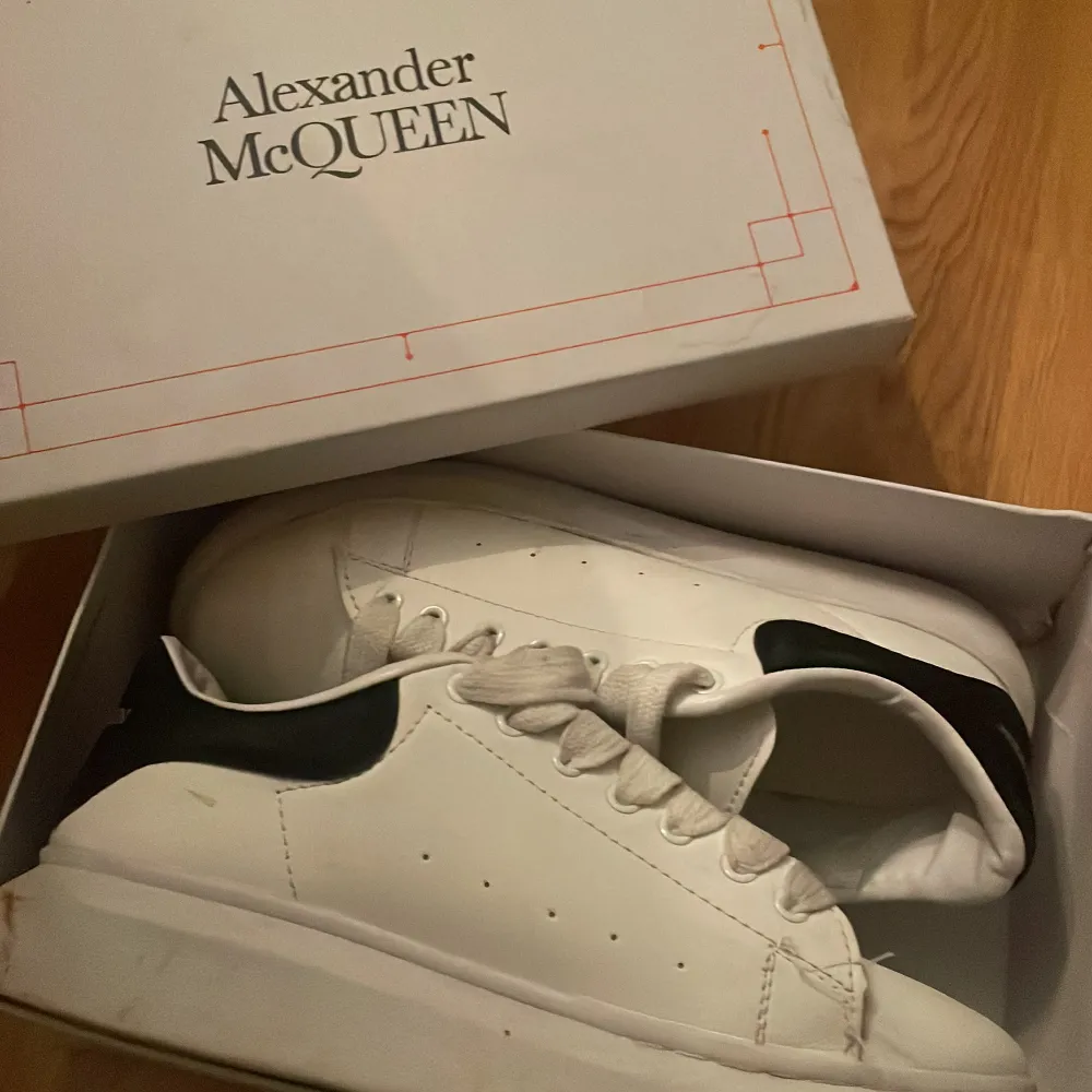 Säljer ett par vita sneakers från Alexander McQueen i bra skick. Behövs bara tvättas annars inget fel, nypris ungefär 4,700kr.. Skor.