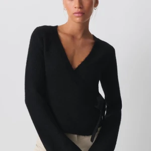 Knitted cardigan wrap - I väldigt bra skick, i storlek M men sitter som S. Använder inte den mycket💕