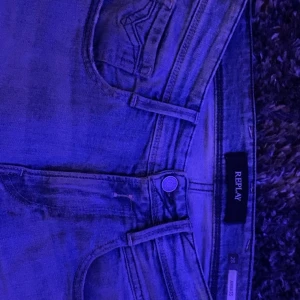  Replay ambas - Säljer ett par snygga blå jeans från Replay i storlek 28. De har en klassisk femficksdesign och en bekväm passform. Perfekta för både vardag och fest! Pris går o diskutera 
