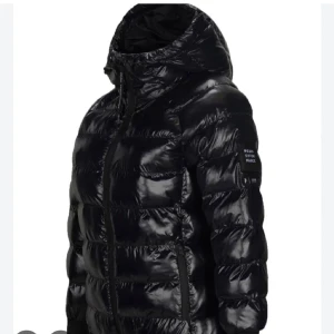 Peak performance  - peak performance jacka i storlek 170 men passar mig som vanligtvis har S. använd väl och inga defekter. Nypris 2399