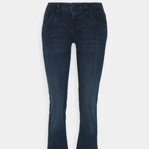 patriot blue wash ltb jeans - Säljer mina jättefina ltb jeans då de inte riktigt kommer till användning samt lite förstora för mig. Inga defekter förutom att jag klippt bort några lappar som kliade. Storlek 27/30. Köpte för ca 800. 🤍