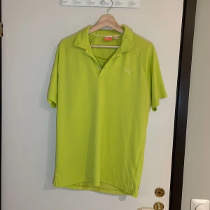 Ljusgrön piké från puma  - Piqe från puma storlek M! Skriv vid minsta fråga. Pris går alltid att förhandlas!