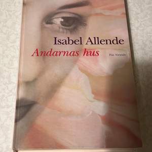 Säljer boken 'Andarnas hus' av Isabel Allende. Det är en dramatisk berättelse om Chiles utveckling och en familjs öde. Boken är i gott skick med en vacker omslagsdesign. Perfekt för dig som älskar latinamerikansk litteratur och magisk realism.för 50