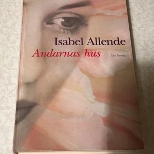 Andarnas hus - Säljer boken 'Andarnas hus' av Isabel Allende. Det är en dramatisk berättelse om Chiles utveckling och en familjs öde. Boken är i gott skick med en vacker omslagsdesign. Perfekt för dig som älskar latinamerikansk litteratur och magisk realism.för 50