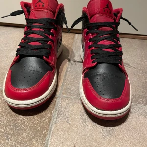 Jordan 1 - Jag säljer dom pågrund av att dom aldrig kommer till användning och bara står hemma