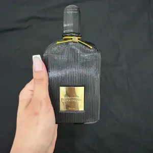 Säljer en lyxig Tom Ford Black Orchid parfym i en elegant svart flaska med gulddetaljer. Flaskan rymmer 100 ml och har en stilren design med räfflad yta. Perfekt för den som älskar exklusiva dofter! 🌟