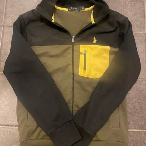 Ralph lauren zip tröja xs herr  - En helt ny Ralph lauren zip tröja i xs herr. Köpt för 1699, säljs för 449, priset är ganska fast! Bara att skriva ifall ni har frågor. 