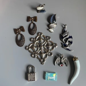 Olika Krimskrams och ring - Lite olika delar av halsband och örhängen som kan användas till pyssel eller så, kommer med en ring och matchande halsbands-hänge