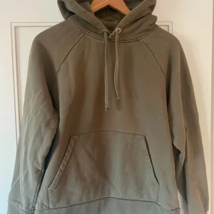 A day’s march Hoodie Olive - Hoodie i mycket bra skick använt ett fåtal gånger mycket bra bevarad. Den är väldigt unik då den längre inte går att köpa i officiella butiker 