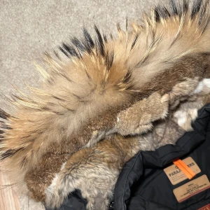 Parajumper longbear - Säljer nu min Parajumpers i modellen Longbear med päls som inte längre finns att köpa. Endast använd ett fåtal gånger och är precis som ny.  Stl S.   Nypris ~ 10.499:-