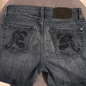 Säljer mina jättefina bootcut Rock and Republic jeans då de tyvärr inte sitter så bra på mig. De har jättefina fickor med paljettdetaljer. Som man kan se på bilden så är de väldigt upptrampade. Som referens är jag 165 cm men kom privat för fler mått eller om ni har någon fråga!💕