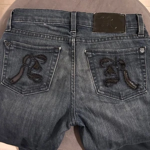  Rock and Republic jeans - Säljer mina jättefina bootcut Rock and Republic jeans då de tyvärr inte sitter så bra på mig. De har jättefina fickor med paljettdetaljer. Som man kan se på bilden så är de väldigt upptrampade. Som referens är jag 165 cm men kom privat för fler mått eller om ni har någon fråga!💕