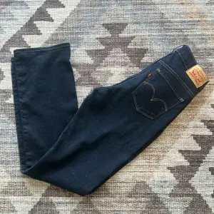 Superfina Midwaist jeans från levis. Endast testade, bilder på skickas privat 🫶🏻