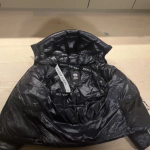 Canada goose jacka - Canada goose jacka knappt använd då den är för liten, går även fälla ihop till väska