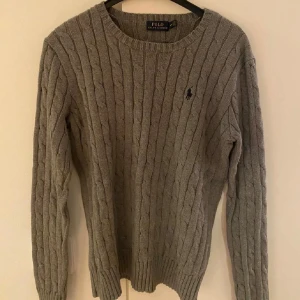 Stickad Polo Ralph lauren tröja  - Stickad tröja från Polo Ralph Lauren.  Tröjan är i ny skick utan några defekter eller slitningar.  Använd ett få tal gånger.  Ny pris ligger på 1500kr säljer för endast 599kr                                  