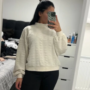 Oanvänd vit fintröja - Oanvänd fintröja från Pieces. Storlek XS, pris 250kr. Prislappen sitter ej kvar, men tröjan är helt oanvänd.