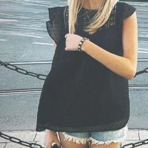Spets blus - Svart spets blus⭐️ Obs knappen där bak är borta (se sista bild)💕 Jae 166⭐️ Försöker att posta antingen samma dag eller dagen efter den köps💕(Första bild lånad men de är lika)