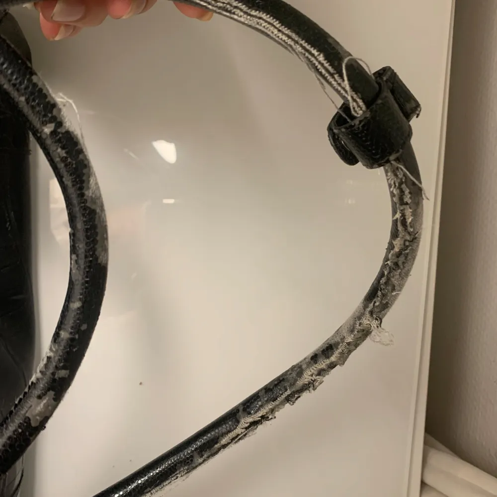Svart lack-skinn imitation handväska Rymmer mycket och är bekväm att ha på axeln Köpt från second hand butik Bra skick generellt inga större defekter förrutom handtagens tyg som blivit slitna gått sönder och ihoplimmade, men bara yttre skador . Laukut & Käsilaukut.